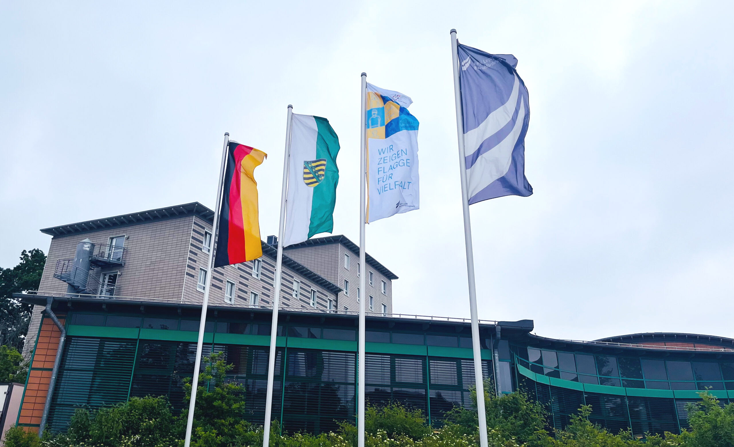 Charta der Vielfalt Flagge vor dem BFW Leipzig gehisst - 11. Deutscher Diversity Tag