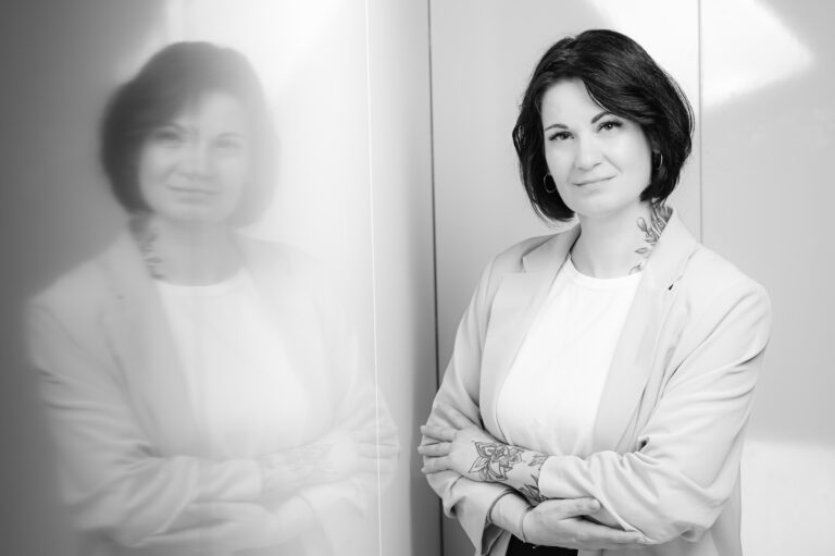 Junge Frau namens Nancy die eine Umschulung macht