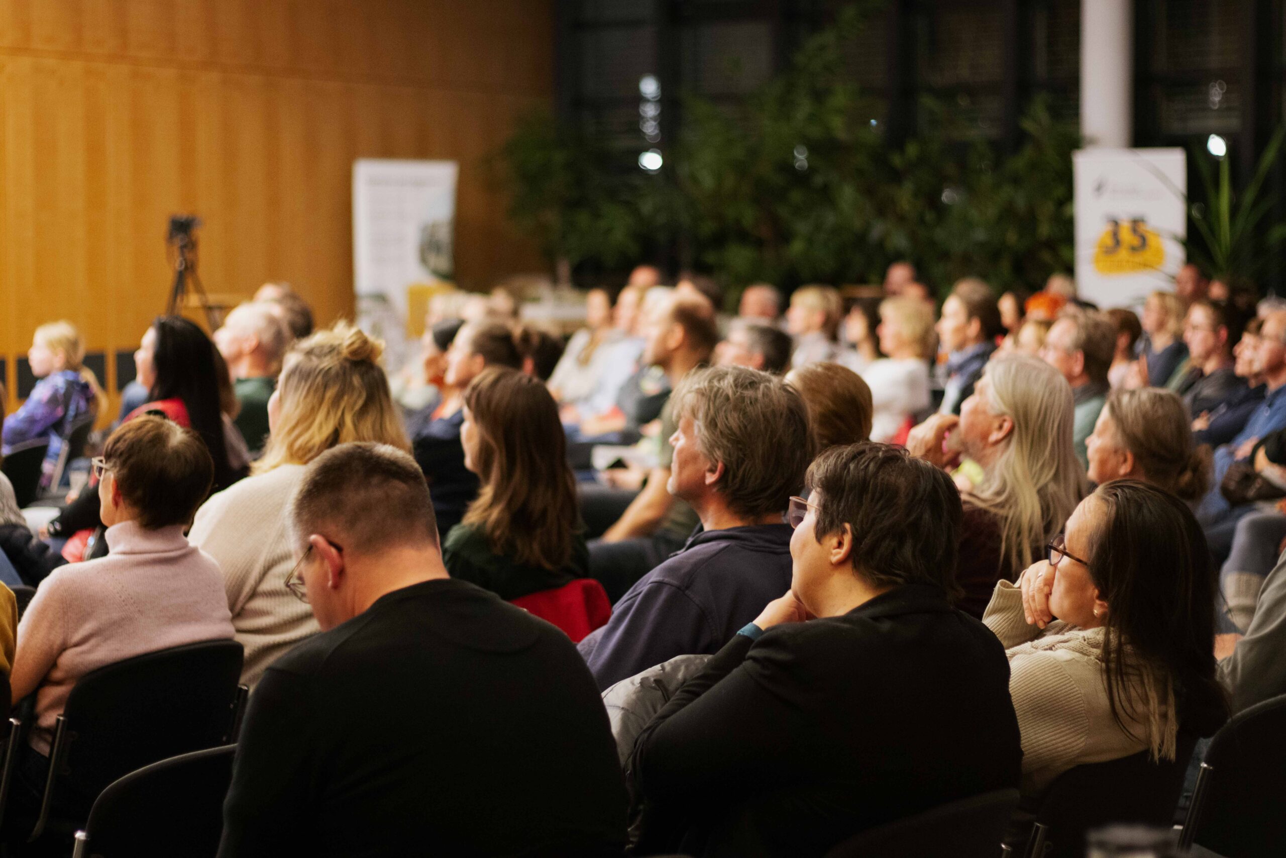 130 Personen folgten dem Ruf ins BFW Leipzig und genossen den Abend in der Aula. Gebannt saßen sie da und lauschten den Erzählungen und lachten viel