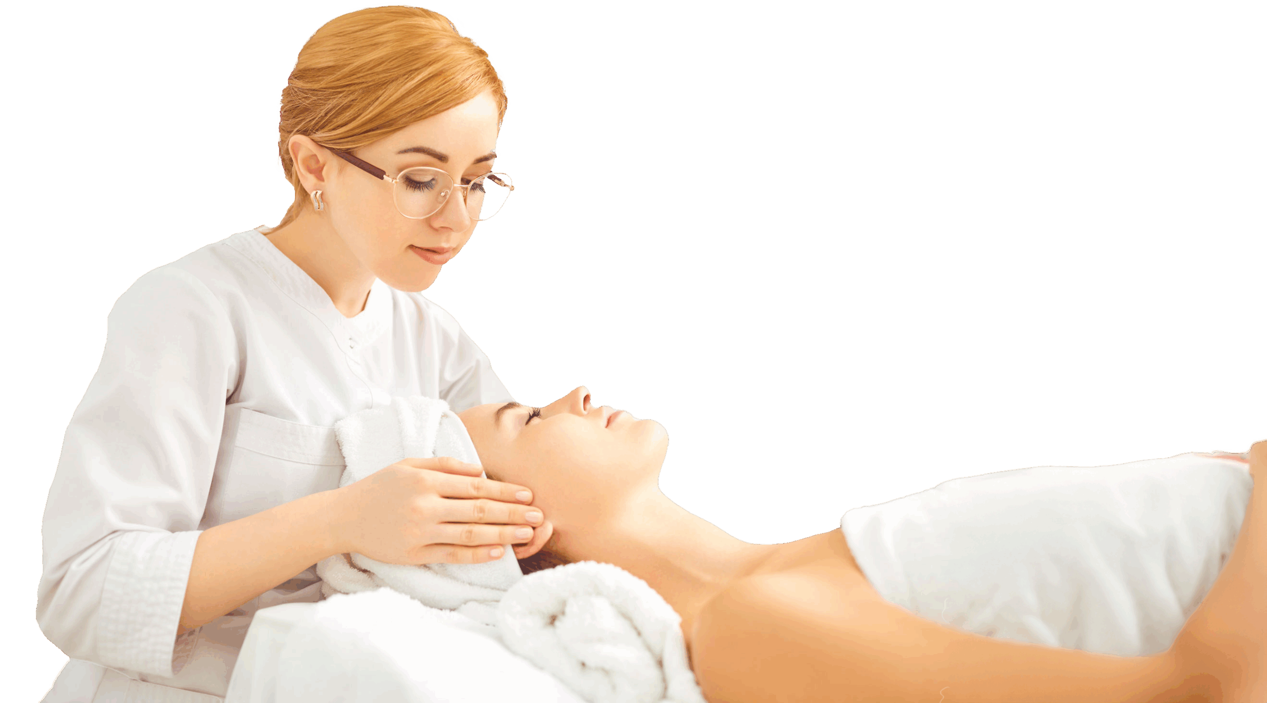 Fachkosmetikerin in einem Kosmetikstudio behandelt das Gesicht einer Kundin.