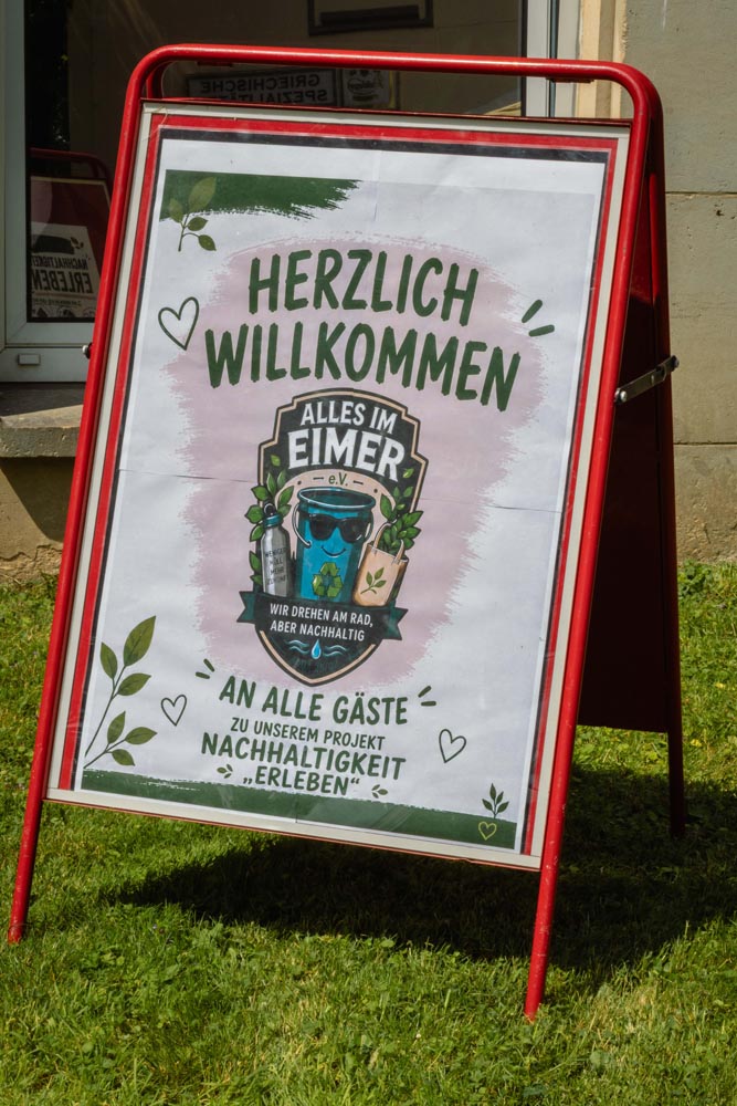 Aufsteller auf dem steht: "Herzlich Willkommen"