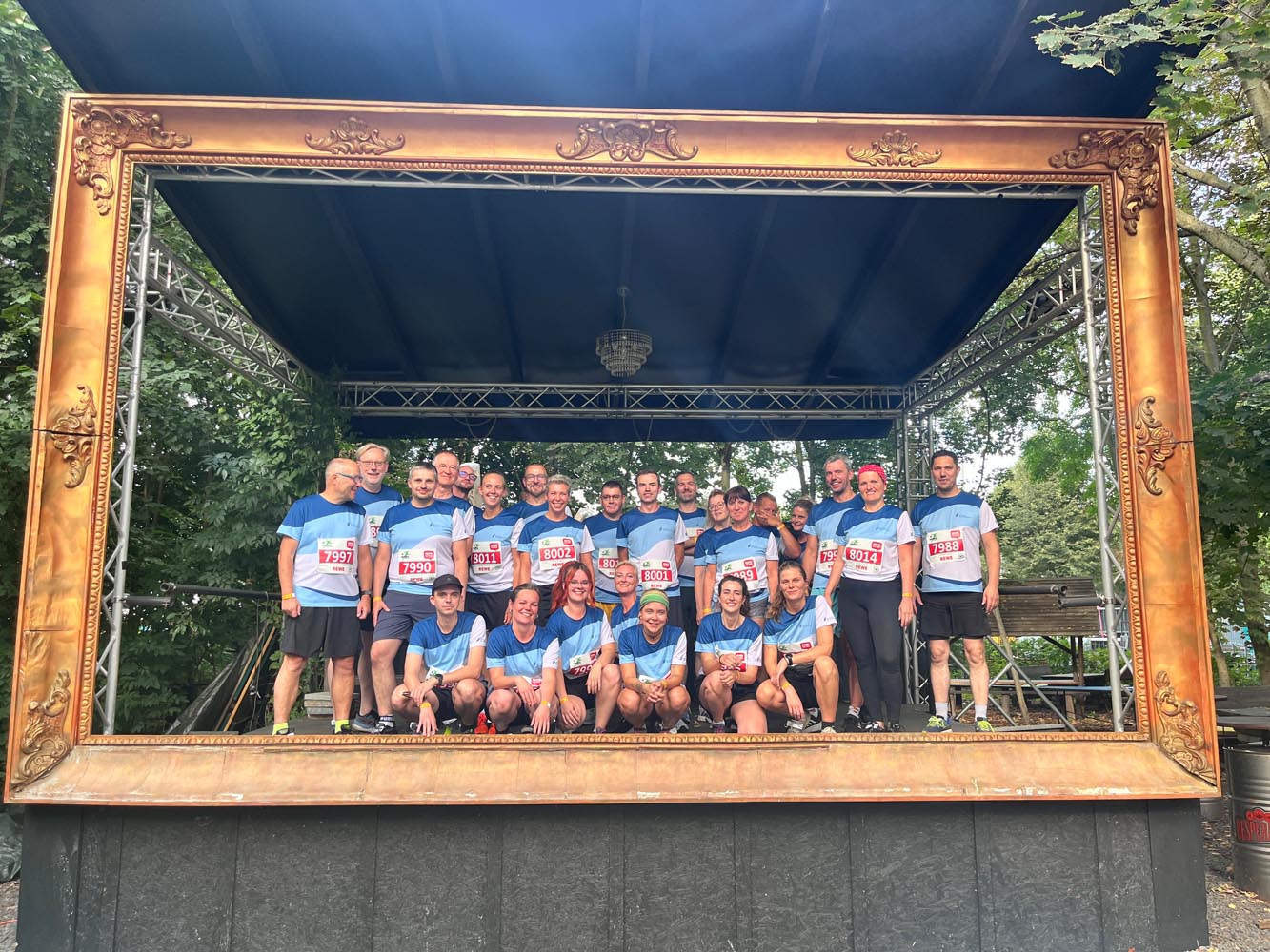 Gruppenfoto der BFW-Läufer auf einer Bühne